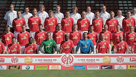 Obere Reihe (l-r): Thomas Tuchel (Trainer), Arno Michels (Co-Trainer), Stephan Kuhnert (TW-Trainer), Axel Busenkell (Konditionstrainer), Uli Maerten (Physiotherapeut), Stefan Stuewe (Physiotherapeut), Christopher Rohrbeck (Physiotherapeut), Walter Notter (Zeugwart), Klaus Gerlach (Mannschaftsarzt), zweite Reihe v.o. (l-r), Nikolce Noveski, Jan Kirchhoff, Stefan Bell, Petar Sliskovic, Miroslav karhan, Niko Bungert, Bo Svensson, Adam Szalai, dritte Reihe v.o. (l-r), Florian Heller, Eugen Polanski, Andreas Ivanschitz, Christian Fuchs, Andre Schuerrle, Marco Caligiuri, Jan Simak, Radoslav Zabavnikposes, erste Reihe (l-r), Eugen Gopko, Dragan Georgiev, Haruna Babangida, Christian Wetklo, Aristide Bance, Heinz Mueller, Elkin Soto, Filip Trojan und Zsolt Loew. Foto: Fredrik von Erichsen dpa