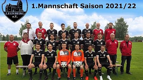 1. Herrenmannschaft des SV Leonberg Saison 2021 / 2022 mit Vorstandschaft und Fußballabteilungsleitung