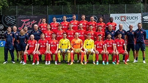 3. Reihe  v.l.:
Leon Bohlander, Daniel Niedermann, Tobias Bertsch, Danny Berger, Fabio Moreno Fell, Albert Malaj, Ryotaro Tomizawa, Boris Mpon

2. Reihe  v.l.:
Masseur Edi Barjasic, Physiotherapeut Joachim Prielipp, Physiotherapeutin Corinna, Betreuer Michele Attenasio, Betreuer Helmut Brauns, Stephan Ohnmacht, John Schmidtke Laurin Tost, Luis Weber, Christoph Matt, Nico Kunze, Trainer Michael Schilling, Vorstand Sport Oliver Hennemann, Torwarttrainer Wolfgang Stolpa, Co-Trainer Claudio Letteri

Vorne v.l.:
Daniel Wehrle, Pascal Rasmus, Jonah Adrovic, Dennis Klose, Tim Stelzl, Tim Reitze, Dominik Compagnucci Almeida, Gianluca Serpa, Gian-Luca Wellhäuser