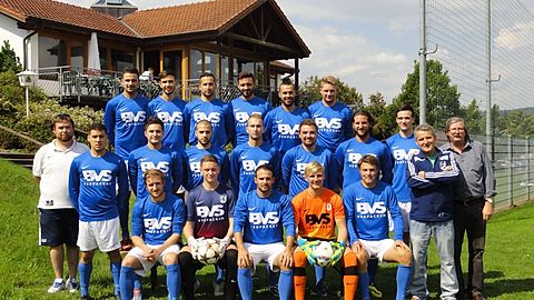 Hintere Reihe (von links): Alfredo De Feo, Julian Göbel, Erdal Kizilay, Manuel Göbel, Francesco D`Acunto, Freddy Happle
Zweite Reihe: Co-Trainer Markus Birkhan, Piero Bonomo, Dennis Michel, Sven Maier, Ronny Bauer, Dominik Schäfer, Edmond Bektasi, Dominik Flum
Vordere Reihe: Fabian Binzer, Loris Bendel, Marco Lohr, Kevin-Nils Simanowski, Stefan Fels, Trainer Josef Nowak, Spielausschusvorsitzender Willi Maier