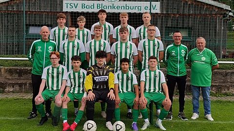 B-JUNIOREN mit Trainer Steffen Nicolai (li.), Nachwuchsleiter Sven Trumpf und Jens Herrmann (re.)