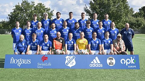 1. Reihe v.l.:
Michael Hühne (#12), Luke Wübbe, Felix Hallen, Paul Kukla, Dustin Müller, Felix Thomas, Alexandros Karathanasis, Markus Blana, Peter Quentemeyer (#12)
2. Reihe v.l.:
Jonas Schönknecht, Sebastian Schmitz, Tobias Neuß-Winterscheid, Can Kaya, Lukas Hauser, Mikail Cinar, Luca Schlemmer, Jan Müller, Niklas Müller, Matthias Mehlem (Coach)
3. Reihe v.l.:
Andre Kehlenbach, Thomas Schaps, Fynn Klose, Deniz Sinavci, Eike Schulz, Maximilian Wischeid, Dimitri Gleim
