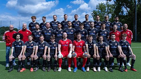 O.R.v.l.n.r. Noah Scheinert, Dennis Kaminski, Jan Kunzel, Janis Schubert, Tobias Tyszak, Matthias Janssen, Tim Küppers, Jan Gez, Viktor Wedisch. M.R.v.l.n.r. Fußballabteilungsleiter Thomas Geist, Trainer Fabian Scholz, Kai Kunzel, Kevin Hettkamp, Nico Noah Herzog, Nadim Hajroussi, Tom-Luis Herzog, Marvin Katzke, Elia Wallat, Co.-Trainer Dustin Eichholz, Co.-Trainer Murat Selik. V.R.v.l.n.r. Harvey Marschmann, Jerome-Oliver Scharfeld, Jannik Stiebing, Fabian Meier, Xaver Rene Höffken, Noel-Djamel Pukallus, Mauritz Koch, Domenic Krothofer, Lars Koprionik
