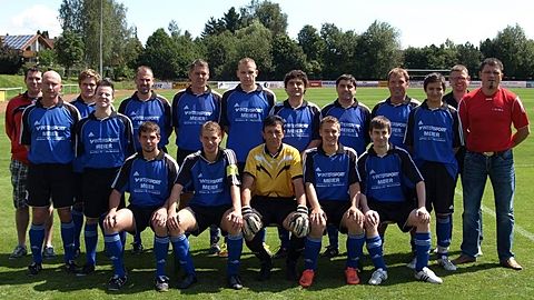 Stehend von links: Daniel Kunert, Erich Dobmeier, Josef Hirsch, Tobias Kunert, Michael Zisler, Jonny Balk, Stefan Beer, Darius Saleki, Daniel Saleki, Günther Dietl, Daniel Kestler, Abteilungsleiter Gerhard Hofmann, Trainer Andi Maurer.
Sitzend von links: Johannes Kunert, Manuel Schneider, Siegfried Dümmelbeck, Stefan Rötzer, Markus Schmidt.