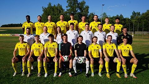 stehend oben v.l.: Patrick Horn, Matthias Schlosser, Tobias Lorenz, Leon Demleitner, Philipp Ott, Alexander Paa, Niklas Kohl, Angelo Cagua
stehend mitte v.l.: Tobias Bogner (Betreuer), Dominik Dontschenko (Trainer), Magdalena Schertl (Betreuer), Phillipp Leinhäupl (2. Vorsitzender FCF), Dominik Spies (Kassier FCF), Waldemar Welsch (1. Abteilungsleiter), Michael Dehling (stellv. Abteilungsleiter), Alfred Negel (1. Vorsitzender FCF)
sitzend v.l.: Noah Kohl, Julian Pröm, Ivan Saratlija, David Grundler (TW), Kevin Jackson (TW, 3. Vorsitznder FCF), Patrick Schlosser (Kapitän), Julian Klier, Alex Schlosser (2. Kapitän)