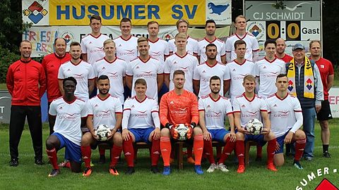 hintere Reihe: Luca Steen · Fabian Arndt · Maximilian Waskow · Louis Stanley Ragnar Boseck · Sebastian Kiesbye · Niklas Ludwig
mittlere Reihe: Bernd Friedrichsen · Arne Strohscheer · Marco Nagel · Marvin Matthiesen · Bosse Wullenweber · Hendrik Fleige · Tarek Yassine · Tobias Wetzel · Marc Koschenz · Momme Reinhold · Dieter Schleger · Torsten Böker
vordere Reihe: Daouda Souma · Araz Algin · Finn Christiansen · Dennis Emken · Kevin Knitel · Henning Lorenzen · Alexander Schmakow