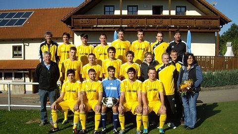Hi. links: Betreuer Hans Schmucker, Wolfgang Völkl, Florian Bauer, Michael Frischholz, Johannes Meckl, Lukas Sklenar, Johannes Frank, Abteilungsleiter Raimund Forster
Mitte links: Präsident Franz Singer, Andreas Bock, Christoph Hopfner, Daniel Ring, Sebastian Lindner, Tomas Krapf, Trainer Sepp Klier, Markus Werner, Elisabeth Lang (Sponsor Möbel Lang)
Vorne links: Johannes Bruckner, Thomas Bauer, TW Matthias Kaiser, Pascal Liebl, Tobias Klier
Es fehlen: Matthias Zankl und Stefan Salomon