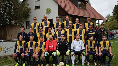untere Reihe v.l. Thomas Schneider, Jonas Schrötter, Kevin Gebhardt, Thomas Köbinger, Julian Korner, Florian Kreisel, Adrian Mayer, André Horvath, mittlere Reihe v.l. Abteilungsleiter - Sebastian Heindl, Abteilungsleiter - André Perfetto, Oliver Heinze, Naman Arab, Daniel Duschl, Andreas Abt, Dennis Müller, Coach - Sebastian Cartaggine, Torwarttrainer - Peter Fonk, obere Reihe v.l. Christian Weigl, Coach - Andreas Dennerlöhr, Kapitän - Daniel Aust, Thomas Gebauer, Julian Jaumann, Dennis Stettberger