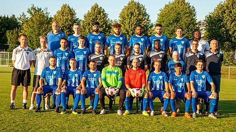 1. Reihe v.li.: Dennis Sauseng, Kevin Neumann,Sascha Vitense,Marco Griebenow, Davide Campanella, Chris Tomon,Kevin Ketzler,Dennis Ziegel, 2. Reihe v. li.: Trainer: Sven Schöneck, Co.Trainer: Yannik Bächler, Mazlum Gökcen,Tom Gabler, Arsim Shababhaxhaj, Luca Metzger, Marco Lung, Hagie Jaweh,Betreuer: Chris Hildebrand, Andreas Weiss, Vorstand: Michael Uhse 3. Reihe v. li.: Spielleiter/Abteilungsleiter: reiner Bodenmüller, Tobias Ader, Janbir Singh,Baris Akpolat, Chanthusan Chandran,Emre Ordulu, Jannik Hoffmann, Sportlicher Leiter: Francis Pola Es Fehlen: Fatih Cicek,Erkan Oklu,Kevin Mandic, Dominique Gabler,Recep Akpolat, Lukas Kiess, Denis Dalmis, Nick Widmayer.