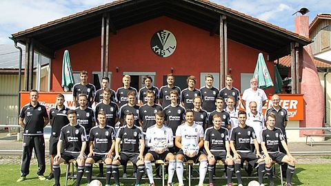 Oben v.l.: Langenecker M., Urban, Pagler, Pospischil, Traunsberger, Strasser, Spinner, Schuster, Kellermann (Abteilung)

Mitte v.l.: Vetter (Coach), Pollinger (Co), Göppinger, Bart, Lahner, Arnold, Thiel, Grothe P., Pietsch, Spinner (Doc), Hechenberger (Betreuer), Genz (Abteilung)

Unten v.l.: Grösslinger, Kaiser, Handle, Deronja, Weber, Grothe D., Langenecker H., Aigner

Es fehlen: Cole, Gross, Straßer (Physio)

Foto: Alexander Nöbauer