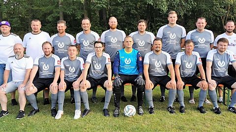 Hinten von links: Betreuer Tobias Schönberger, Betreuer Tobias Gebhardt, Patrick Schmid, Florian Polster, Patrick Kremser, Sebastian Winderl, Dominik Kreitinger, Simon Luff, Abteilungsleiter Christian Luff. Vorne von links: Betreuer Gerald Gietl, Spielertrainer Patrick Luff, Johannes Raithel, Johannes Schweiger, Marco Schönberger, Matthias Herzog, Armin Winkelmann, Phillipp Ritzer.

Es fehlen: Sebastian Pohl, Niklas Blöth, Manuel Jungwirth, Patrick Esch, Rene Häffner.