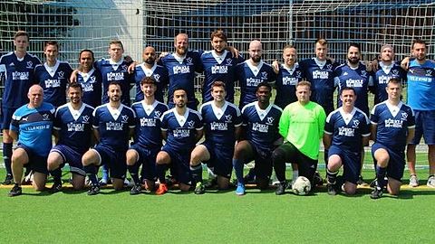 h.l. Lauterbach,Rieker,Anki,Ihm,Santos, Lampart, Hildebrandt, Gatzionis, Baumann,Acri, Police, Scofield & Trainer Barone
v. L. Ralle, Gianni, Filipelli, Luca,Tropea,Schüppel,Foka,Spiller,Martins,Reitmeier.

Es Fehlen: Co-Trainer Woida (Bild war zu groß), Marco Fazio, Stefan Hämmerle, Kiste Bier