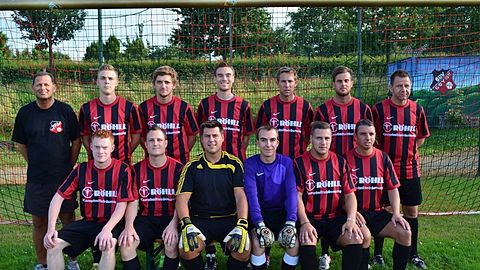 Obere Reihe (vlnr): Trainer Karl-Peter Kiesant, Alexander Utecht, Sören Valter (C), Simon Nolden, Stefan Büngeler, Michael Linzenich, Marc Held
Untere Reihe (vlnr): Lukas Thuir, Björn Heine, Sascha Harf, Tobias Treuling, Dennis Harf, Daniel Mark, Alexander Nickolaus
Es fehlen: Nicolas Utecht, Michael Wirth, Stefan Lennartz, Dirk Leibel, Sascha Künster, Philipp Faßbender, Bastian Lennartz, Rene Thelen