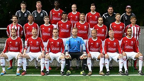 hintere Reihe:
 Physio "Dr." Sascha Frenkel, Stellv. Leiter der Fußballabteilung Erick Gouriou, Noah Rugamba, Daniel Schmitz, Sebastian Lohr, Co.-Trainer Daniel Hafner,  Trainer Thomas Kaltscheuer


mittlere Reihe:

Martin Maubach, Urgestein Arne Ketelhodt, Thomas Wolking, Rachid Ednaouene, Alexander Schmitt, Farid Al Aroudi, David Fischer, Gianluca Raguse


 vordere Reihe:

David Picht, Achim Giering-Jänsch, Malte Huelke, Rene Lotz, Hannes Bauerett, Thomas Hoffmann, Zakaria Al Aroudi


es fehlen:

Philip Krämer, Paul Grimme, Max Prause, Edvarts Nimanis, Jan Meyer,  Fabian Finger, Lutz Udally, Mario Nascimento, William Sulaiman Rugamba