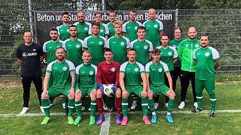 hintere Reihe v.l.: M.Palenga, Z.Ait Mansour, R.Hommens, D.Lehmann, P.Dömges, N.Arnolds
mittlerere Reihe v.l.: Trainer O.Müller, N.Pstrong, E.Tezcan, M.Bonsels, T.Leeners, J.Juralewicz, K.Gerlach,
Co-Trainer A.Neef, S.Schmitz, E.Sentürk
vo Reihe v.l.: S.Michel, C.Mohren, A.Bonsels, S.Lennartz, F.Obermayer
Es fehlen: L.Blatnik, D.Camara, M.Polat