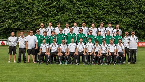 Hintere Reihe von Links: Nils Stumpf, Tim Haißer-Kammauf, Philipp Reischl, Christoph Münster, Florian Steidel, Tim Fletterer, Sebastian Müller, Paul Reischl, SpA Rene Schatz, SpA Markus Zimmermann
Mittlere Reihe von Links: Trainer Helmut Häfele, SpA Uwe Bierweiler, 2.Vorstand Torsten Frey, Martin Weiß, Julius Binder, Jochen Berger, Mike Sauer, Andreas Dinkel, Simon Jones, Moritz Schilling Patrick Beck, Sebastian Pöhnl, Justus Hartmann, 1.Vorstand Florian Stier, SpA Vorsitzender Sven Dinkel
Vordere Reihe von Links: Philipp Rothausky, Alexander Schort, Nico Arnold, Jakub Sworek, Matthias Keidel, Enrico Grab, Adrian Ortner, Niklas Wolf, Alexander Müller, Günter Laule