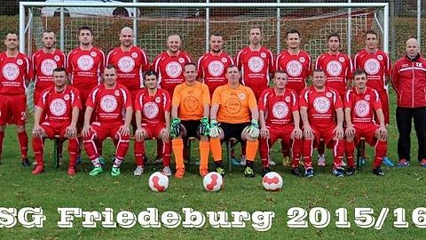 hintere Reihe von links: Spielertrainer S.Czarnetzki, C.Grams, P.Hartmann, M.Kursch, F.Rehnert, O.Haller, M.Hartkopf, F.Edner, O.Vollmann, S.Hartkopf, Mannschaftsbetreuer T.Haaßengier
vordere Reihe von links: M.Schwarz, S.Hildenhagen, M.Schönburg, C.Gadde, T.Kursch, S.Lang, S.Rudat, S.Schönau

Foto: Franziska Beier