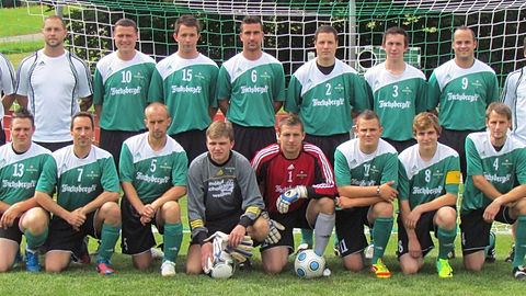 Obere Reihe v.l. Abt-Leiter Stephan Zimmet, Trainer 2. Werner Gabler, Daniel Kiesl, Peter Kiener, Matthias Eckl, Tobias Neuber, Lukas Zanner, Tobias Graf, Trainer 1. Stefan Grünauer
Untere Reihe v.l. Christian Greber, Tobias Schöniger, Sven Maul, Daniel Eckl, Patrick Herdegen, Patrik Graf, Stefan Bauer, Stefan Hägler