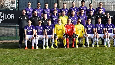 oben v.li.: Tim Schäfer, Murat Adigüzel, Florian Hasemann, Steven Labisch, Moritz Braun, Tom Koblenz, Luis Kiefer, Jan Reiplinger, Waldemar Schwab

mitte v.li.: Dirk Wilhelm (Betreuer), Winfried Mayer (Betreuer), Hans Ringle (Betreuer), Sergey Littau, Sascha Vogt, Matthias Stumpf, Niklas Holzweißig, Aaron Lebeck (Betreuer), Rene Herrmann (Physiotherapeut), Yannick Schuchter (Betreuer), Thorsten Lahm (Trainer)

unten v.li.: Daniel Dahl, Julian Fricker, Florian Steinhauer, Mirko Gerlinger, Philip Luck, Oliver Habelitz, Steven Simon, Frederic Ehrmann, Kristof Scherpf

Foto: C.Germann