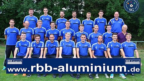 hintere Reihe von links nach rechts: Hein Carl, Jonas Hausener, Julian Burch, Andy Weins, Sascha Lehnertz, Nikolas Horell, Andreas Jany

mittlere Reihe von links nach rechts: Rüdiger Borns, Friedhelm Schouren, Jonas Weinand, Markus Jany, Patrick Rieder, Jeremias Schmitt, Manuel Müller, Benedikt Weber, Horst Mosur

vordere Reihe von links nach rechts: Kilian Thullen, Marius Warscheid, Christian Morsch, Marcel Eis, Richard Jany, Stefan Weiler, Moritz Engel, Nick Radner

Nicht auf dem Bild: Christoph Ott, Basti Warscheid,