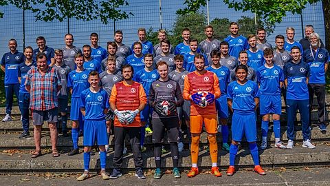4. Reihe von links: Trainer Manuel Martins de Sa, Betreuer Dietmar Albrecht, Andreas Bozoki, Jonas Markel, Rafael Sa Goncalves, Louis Enchelmaier, Fabian Wagner, Kevin Kirchner, Nico Thiele, Dominik Magosch, Marcus Ackermann, Luca Wildenstein, Abteilungsleiter Matthias Gugisch.
3. R.v.l.: Spartenleiter Patrick Prötzel, Robin Gerold, Danilo Seixas, Moritz Müller, Christoph Albrecht, Philipp Keicher, Elmin Music, John Morreira, Jannik Mack, Jonas Gurr, Betreuer Jürgen Thiele.
2. R.v.l.: Betreuer Bernd Kübler, Patrick Fink, Jonas Schraudolf, Dennis Böhringer, Luca Hauck, Levin Reif, Silas Röser, Marcel Fuchs, Spartenleiter Dennis Thiele.
1. R.v.l.: Max Teller, Helder Ferreira, Mika Allgeier, Patrick Wittmann, Oscar Castro Bonilla.