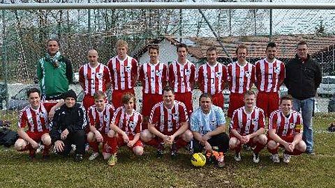 (hinten v.l.): Althammer Alexander (Trainer), Metschl Samuel, Biendl Raffael, Hecht Marco, Edenhofer Benedikt, Fischer Stefan, Biendl Thomas, Urban Tobias, Stegbauer Florian (Trikotsponsor)
(vorne v.l.): Wanninger Johannes, Schmidhuber Christian, Raab Andreas, Berlepp Moritz, Beemer Jeroen, Simmel Daniel, Hardt Michael, Simmel Christian