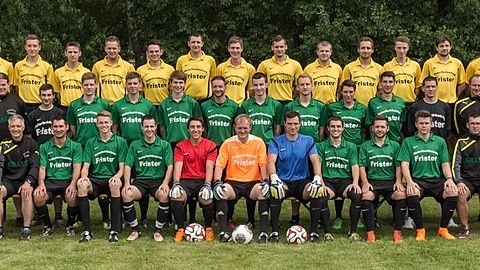 Hintere Reihe v. links: Sebastian Popp, Florian Zeh, Peter Ermer, Matthias Kruppa, Felix Fischer, Matthias Weniger, Philip Bergmann, Pascal Danzer, Jens Schneider, Christian Lamser, Maikel Dybisbanski, Alexander Meister, Phillip Wolf.
Mittlere Reihe v. links: Uwe Fell (Betreuer), Rainer Pflug (1.Vorstand), Sebastian Kunert (Spielleiter), Florian Schwarz, Lucas Brandhorst, Tobias Hofmann, Jakob Schüder, Andreas Seuß, Lucas Vogel, Simon Dannert, Jacob Seiler, Johannes Oberländer, Martin Sachs, Andreas Becher (Trainer 1. MA), Thomas Rossner (Sportvorstand), Florian Seuß (Betreuer)
Vordere Reihe v. links: Mike Hecker (Spielleiter), Harald Bergmann (Co-Trainer, TW-Trainer), Christopher Sturm, Johannes Weiß, Sebastian Schaller, Michael Seiler, Sascha Schmalz, Oliver Becher, Peter Seiler, Mike Knoll, Alexander Walter, Sascha Sturm (2. Vorstand), Norbert Endrejat (2. Vorstand).