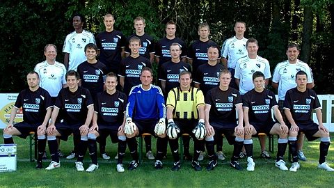 H.v.l.: S.Asemota (Betreuer), T.Andrusiak, M.Schötz, A.Rothmeier, J.Milanovic, K.-H.Silberhorn (Abteilungsleiter).
M.v.l.: B.Stiglbauer (Physiotherapeut), O.Zellmer (C), C.Gold, F.Käuffert, M.Iwan, C.Schwarzensteiner (Trainer), S.Weber (Stellv.Abteilungsleiter).
V.v.l.: A.Bauer, M.Mauerer, S.Binder, F.Blümel, T.Lermer, F.Schötz, M.Ellersdorfer, L.Haxhani.