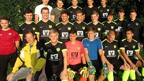 hinten v.li.: Oliver Scherübl,Tobias Huber,Benedikt Schuler,Jonas Schamriß,Stefan Wölfl,
mitte v.li.: Lukas Petermeier,Maximilian Nunberger,Martin Deutinger,Thomas Brenninger,Michael Renner,Johannes Haindl,Florian Rauch,Markus Zollner,Josef Göß
si.v.li.: Trainer Franz Schuler,Dominik Dittrich,Hansi Glockshuber,Lukas Weinhuber,Elias Altmann,Philipp Kim
Es fehlen:Trainer Rainer Lerach,Moritz Bals,Dominik Fertl,Lukas Gomm,Thomas Pfanzelt