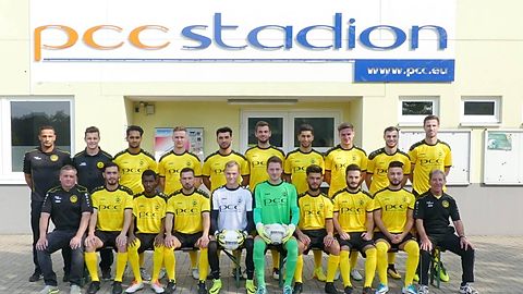 Hinten: Trainer Sunay Acar, Co-Trainer Tobias Schiek, Ekrem Duljaj, Carsten Golinski, (Alkan Kurt,) Marc Hoffmeister, Sinan Atabay, Steffen Murke, Luca Palla, Thomas Schlieter
Vorne: Obmann Thorsten Bier, Samet Caliskan, Oumar Barry, Cengizhan Erbay, (Dustin Jonas,) Frederic Michel, Bilal Baytekin, Metin Özmen, Fatih Celebi, Co-Trainer Enzo Lo Vullo
Es fehlen: Arben Qajani, Selver Qajani, Hasan Hisman, Joshua Steinbach und Betreuer Jörn Schadewaldt