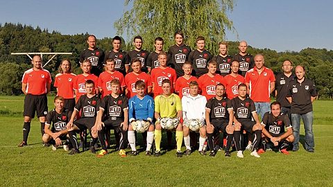 Hinten v.l.: Stefan Seeböck, Michael Fischl, Michael Salmansberger, Julian Pfaffinger, Marco Hofmann, Stefan Weber, Valentin Gaschler, Alexander Hundsrucker.
Mitte v.l.: Trainer Andreas Wagner, Trainer Wig Thaler, Franz Strasser, Andreas Jessberger, Simon Pfeffer, Thomas Weber, Christian Kauer, Anton Hofmann, Florian Steinbauer, Abteilungsleiter Alois Ritzinger, 1. Vorstand Gerhard Spannmacher, 2. Vorstand Rolf Sterr.
Vorne v.l.: Christian Hüttl, Alexander Au, Matthias Lauerer, Tobias Ebner, Florian Schmid, Michael Lauerer, Kapitän Stefan Niedermeier, Markus Rimböck, Tobias Wittenzellner.
Es fehlen: 2. Vorstand Gerhard Weber, Armin Thalhauser, Mario Leitl, Tobias Funk, Marco Funk, Andreas Schmid, Sandro Simmet, Béla Major, Alexander Fauré.
