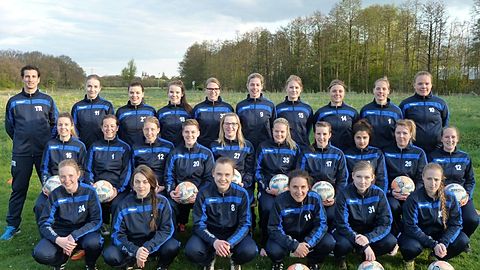 hintere Reihe von links nach rechts: Trainer Gino Cicalese, Freya Bruns, Yvonne Heibel, Sofie Schlange, Nicole Gaertner, Swantje Eisenhauer, Theresa Jürgens, Katharina Kehmeier, Veronika Betzel, Anne Johannes
mittlere Reihe von links nach rechts: Kira Pötker, Imke Kappelhoff, Jessica Remmers, Kajsa-Linn Schnaak, Sina Reissmann, Carina Böse, Tamara Odrian, Laura-Sophie Matarrese, Sina Feldmann, Francesca Kranz
vordere Reihe von links nach rechts: Margret Hölscher, Marieke Sander, Louisa Froese, Hannah Keil, Merle Cornelius Ricarda Imhoff

Es fehlen: Daniela Kollmann, Michaela Dürdoth, Katrin Gerhold, Meike Cordts, Natascha Krause, Justine-Fabienne Voogd, Michelle Droste, Maike Woelk, Irina Strothmann, Greta Naber