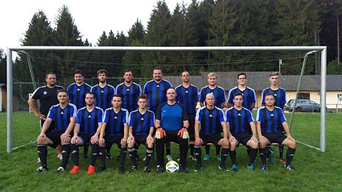 Saison 2017/2018

Hinter Reihe von links nach rechts:
Trainer Florian Reiland, Alexander Linn, Jannik Jonas, Martin Braun, Sebastian Wahlen, Tobias Schirra, Peter Messerig, Kevin Cottez, Olimpiu Marginean

Vordere Reihe von links nach rechts: Zoran Janjos, Niklas Jonas, Nico Welter, Dennis Müller, Matthias Wahlen, Markus Frömberg, Peter Braun, Kevin Neufing 

Es fehlten: Christian Gorges, Marcel Becker, Michael Linn, Maximilian Müller, Thomas Michels, Matthias Michels, Robin Franzen, Thiemo Schneider, Raimond Pinotan,