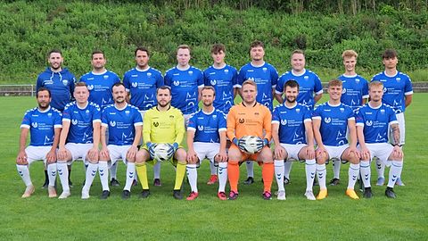 hintere Reihe (v.l.n.r.): Trainer Kevin Schmidt, Tobias Hauser, Christopher Leuze, Jonathan Weik, Pascal Klatt, Dominik Schneider, Matthias Keppler, Konstantin Vogel sowie Vlad Ene.
Vordere Reihe (v.l.n.r.): Benjamin Fenzl, Christopher Friedrich, Dominik Walter, Toni Vukelic, Dominik Vogel, Adrian Wrobel, Jens Brandau, Matthias Sautter sowie Paul Stingel.
Auf dem Bild fehlen: Trainer Manuel Elting, Justin Igl, Mikel Irizar Krinn sowie Alexander Tadic.