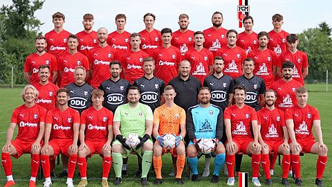 Von unten links: Josef Wiedl, Felix Feil, Tobias Hofer, Lukas Haunberger, Tobias Kriwet, Maximilian Springer, Florian Bachmaier, David Streubel, Maximilian Hans

2. Reihe von links: Bastian Herrmann, Fitness-Coach Manfred Kühnstetter, Co-Trainer Mario Gollnick, Trainer Andreas Pettinger, Abteilungsleiter Denis Michel, Torwart-Trainer Jonas Reichl, Spieler-Trainer der 2. Marcel Laggerbauer, Panagiotis Patas

3. Reihe von links: Tobias Weichselgartner, Maximilian Rigam, Michael Drjupin, Tobias Jahnel, Luka Grän, Enrico Kilb, Wolfgang Sax, Matthias Heinrich, Xaver Hame

4. Reihe von links: Sebastian Hobmeier, Joshua Richl, Stefan Schröder, Simon Lohmeier, Timo Feil, Dominik Springer, Fikret Mrzljak, Elia Wimmer