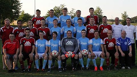 vorne v.l.
Walter Kuhnert (Trainer), Marius Steck, Tim Schifferdecker, Frank Weber, Daniel Knapp, Tobias Siebig, Marius Mazugo, Florian Weber, Michael Huy (Betreuer)

mitte v.l.
Herbert Reichert (Vorstand), Lukas Münch (SpA-Vors.), Koray Cariciogu, Oktay Cariciogu, Mario Steck, Jannis Mößner, Massimo Cesario, Torben Winter, Mario Fischer, Pascal Brada, Ricco Bork (SpA), Sebstian Heck (Trainer), Tarik Aydin (Trainer)

hinten v.l.
Stephan Baumbusch, Mario Gimber, Christian Weber, Ömer Cariciogu (Trainer), Marius Kaiser