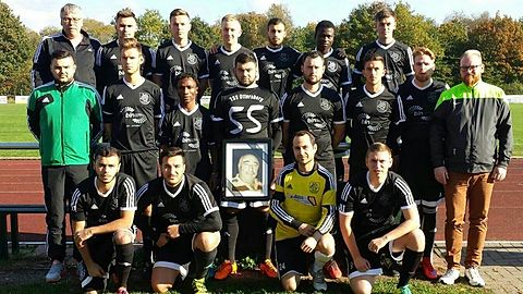 Hinten v.l.: Cord Clausen, Andrej Novikov, Martin Janot, Marcel Meyer, Eyüp Ercan, Moussa Kone, Roman Janot
Mitte v.l.: Burak Ögütcen, Jesper Holle, Lamin Traore, Samet Ögütcen, Marc Schlichting, Artur Janot, Christian Hennings, Stefan Hennings
Vorne v.l.: Dogan Bezek, Memo Kadah, Kevin Schöninger, Niklas Langscheid