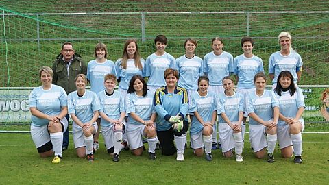 stehend von links: Trainer Primbs Siggi, Steffi Reitberger, Lindsay Hogart, Nadine Wilczek, Corinna Lasser, Andrea Strahl, Daniela Schötz, Bianca Schmidbauer
knieend von links: Gabi Rohrmüller, Sandra Pirkl, Cathrin Primbs, Kathrin Bartsch, Birgit Brandl, Anja Schmid, Michi Kerscher, Laura Bujupi, Dani Feldmeier, es fehlen: Nicole Bielmeier, Brigitte Echinger, Liehr Nikole und Betreuerin Hildegard Reitberger