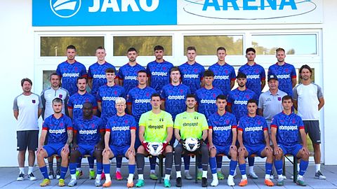 FSV Hollenbach | Oberliga Baden-Württemberg 23/24

hintere Reihe (v.l.):
Marc Wagemann, Niklas Breuninger, Hannes Scherer, Marius Uhl, Jonas Limbach, Sebastian Schiek, Esnaf Rejan Omerovic, Noah Krieger

mittlere Reihe (v.l.):
Bernd Weippert (Co-Trainer), Uwe Liebenstein (TS-Trainer), Lukas Schappes, Benjamin Utz, Arne Schülke, Matthias Hahn, Rico Hofmann, Christian Rau, Karlheinz Sprügel (Manager), Martin Lanig (Trainer)

vordere Reihe (v.l.):
Lorenz Minder, Boris Nzuzi, Juan Faßbinder, Philipp Hörner, Marc Goeltenboth, Marco Specht, Sebastian Lutz, Felix Limbach

nicht auf dem Foto:
Maximilian Beck, Jann Baust, Achim Kaufmann (Athletiktrainer), Martin Frank (Teammanager)