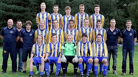 Hinten v.li.na.re.: Peter Hufe, Maik Heßling, Spielführer Marek Terörde, Tobias Dickmann, Felix Leyking
Mitte v.li.na.re.: Trainer Johnny Marissink, Co-Trainer Marco Zimmat, Dennis Knipping, Dominik Peters, Steffen Tebrügge, Gerd Rottherm, Tobias Ellering, Tobias Nelskamp, Mike Hülsken, Trainer Dennis Ruff
Vorne v.li.na.re.: Sascha Schröder, Dominik Leiting, Philipp Koopmann, Marco Schlebes, Marc Keiten Schmitz
Es fehlen: Torwart-Trainer David Ellert, Andreas Hendrischk, Niklas Sondermann, Marcel Bußkönning, Philipp Natzel
