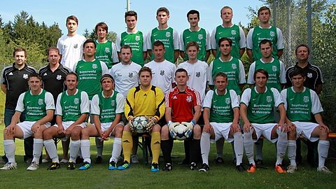 h.v.l.: Peschl Josef, Fürst Michael, Baumgarten Roman, Rauch Raphael, Kirchberger Sebastian, Watzinger Alexander, Sterner Michael
m.v.l.: Abt.-Leiter Krompaß Stefan, Trocha Josef, Koller Daniel, Roll Tobias, Meszaros Markus, Hausner Rainer, Trainer Freund Stefan, Trainer Freund Christian, Betreuer Kirchberger Tommy
v.v.l.: Kaspeitzer Michael, Kirchberger Benjamin, Bogner Daniel, TW Reiss Benjamin, TW Wagner Martin, Dorfner Markus, Dannecker Florian, Wacker Markus