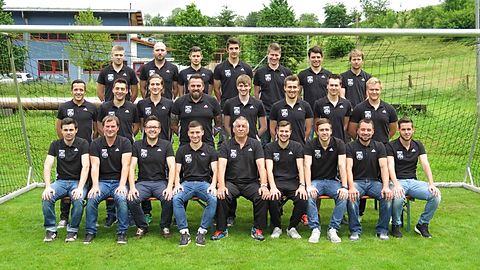 Obere Reihe: Ryan Thompson, Andreas Lauk, Jonas Häussermann, Dennis Baumgartner, Julian Rach, Thomas Frech, Matthias Bernbach 
Mittlere Reihe: Sebastian Keßler, Florian Brugger, Ruven Selz, Dirk Meister, Patrick Eckenstein, Michael Kibiger, Phil Kraus, Pascal Oldenburg
Vordere Reihe: Markus Kähny, Andreas Brugger, Kai Karau, Elias Brugger, Manfred Jungk, Simon Häussermann, Dominik Baier, Benjamin Hetzel, Nicolas Albietz


Es fehlen: Giorgio Beltrani, Marc Bewernik, Philipp Brugger, Kevin Grunert, David Stolpe, Florian Thies


Foto: Oliver Brugger