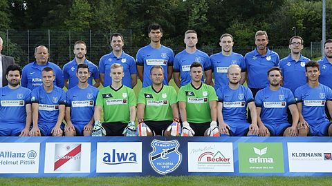 hintere Reihe v.l.n.r.: 2. Vorsitzender Ohlheiser, Trainer Häfele, Finanzvorstand Waxmann, Betreuer Reil, Sievers, Rakow, Petzel, Koordinator Herren/Junioren Brecht, Physiotherapeut Klefenz, SpA Bender
sitzend v.l.n.r.: Qanawizian, Mika, Bollack, Wunder, F. Hickel, Linhart, Wacknitz, Wenzl, Tomasulo
