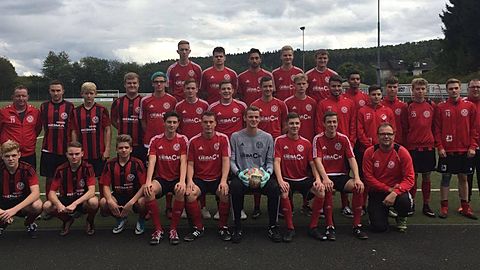 Hintere Reihe v.l.: Mark Schneider, Mirko Stahl, Berkay Atmis, Nicolas Riedel, Leon Schreiber | Mittlere Reihe: Trainer A2 Frank Schreiber, Robin Pyrek, Frederik Pies, Torben Bänfer, Jonas Bäumer, Justin Send, Jannik Röhmig, Till Dietrich, Sinan Tekin, Majid Boubaous, Daniele Todaro, Manuel Zedler, Cedric Diehr, Florian Garbe, Co-Trainer A2 Torsten Wolters | Vordere Reihe: Linus Doikas, Phil Heinbach, Jan Lucas Böcking, Jannis Neus, Christian Sebastian Werder, Mats Menn, Ian Jandt, Samuel Hering, Trainer A1 Mario Bombien | Es fehlen: Trainer A1 Stefan Debus, Jano Kopetz, Jannik Haacke | Foto: T. Wolters