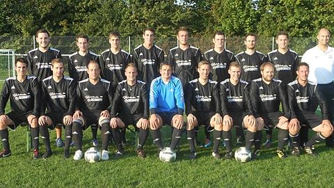 stehend v-l Marius Giwer, Philipp Lehnertz, Jens Ballmann, Maximilian Friedrich, Sebastian Tonner, Maik Elsen, Daniel Eilenz, Swen Thimm, Trainer Christian Thimm
sitzend v.l Andreas Knops Michael Gressnich, Martin Lehnertz, Patrick Hahn, Trainer/Torwart Eric Thielmann, Joachim Hoffmann, Kevin Follmann, Frank Sungen, Thomas Follmann
es fehlen: Sven Krames, Andreas Müller, Marvin Hoffmann, Ralf Tibo