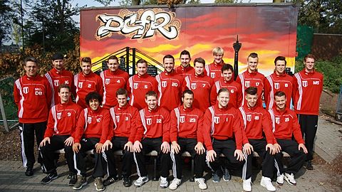 Hintere Reihe (v.l.): Trainer Dirk Bohne, Oliver Bulla, Daniel Schlosser, Dirk van Poppel, Markus Frenzke, Amel Mekic, Patrick Kiefer, Mario Frenzke, Christoph Schnurbus, Michael Wrona, Artur Hofmann, Patrick Nowak, Co-Trainer Michael Schlungs
Vordere Reihe (v.l.): Timm Hofmann, Nourredine Derbali, Andreas Schlungs, Tobias Victor, Leslie Schey, Martin Schön, Ekrem Jusufi, Dawid Jesiak