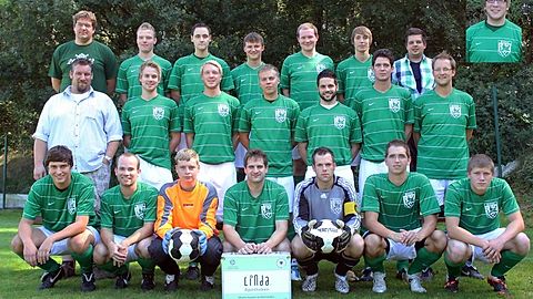 O. R. v. l.: Betreuer Michael Keysers, Robert Polfers, Michael Raeth, Markus Klümpen, Felix Verholen, Bernd Faets, Betreuer Martin van de Rydt
M. R. v. l.: Betreuer Matthias Noy, Kai Mertens, Andreas Allofs, Marcel Weckwerth, Jan Tacca, Bernd Görres, Stephan Janßen
U. R. v. l.: Dennis Baumann, Jörg Lehmann, Simon Polfers, Spielertrainer Heinz-Willi Bouten, Marco Tschentscher, Andre Pasch, Simon Hanßen,

Im Kästchen: Simon Scharle

Es fehlen: Christoph Opdensteinen, Yannik Weckwerth, Tobias Dercks, Marcel Manten, Matthias Waerder, Maik Kempkens, Matze Ruemmler, Marcel Wenzel