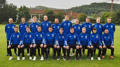 FC Viktoria Merxheim 1912 e.V
1. Mannschaft Saison 2021/22

Oben hinten links: Christian Mitchell, Keven Lang-Lajendäcker, Matthies Sander, Julian Richter, Florian Klein, Fabian Kilp, Max Merlin Herbort, Daniel Brase, Betreuer Julian Maurer, Trainer Jörg Salomon
Unten von links: Anton Götze, Kevin Runkel, Max Klos, Laurens Rockenbach, Justin Ottenbreit, Dennis Caesar, Moritz Wilhelm, Maximilian Angene, Marcel Dreesbach

Es fehlen:
Carsten Gerhard, Pascal Klein, Dennis Keber, Viktor Max, Tobias Demand, Christopher Greber