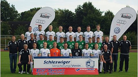 obere Reihe v.l.: Conradi, N.Hansen, Christiansen, Pörksen, Schwabe, Mallasch, Jensen, Daub
mittlere Reihe v.l.: Köster (Trainer), S.Johannsen (Ligamanager), Björn Vollmer (Co-Trainer), Thomsen, Kröger, Klemmer, S.Petersen, M. Johannsen, E. Ingwersen, T. Ingwersen, Friedrichsen (Betreuer), Schnoor (Ligaobmann), Lauf (Betreuer)
untere Reihe v.l: T. Johannsen (Betreuer), Niebel, Wessel, Rainer, Nielsen Rosenberg, Thode, Kuhr, F. Nielsen, Dethlefsen (Physio)

es fehlen: H. Petersen, C. Michels