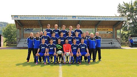 Hintere Reihe von links:
Christoph Kiechle, Michael Müller, Roman Krambs, Maximilian Krambs, Andre Räth
Mittlere Reihe von links:
Stephan Berchtold (Trainer), Marco Difilippo (2. Abteilungsleiter), Elmar Kiechle (Co-Trainer), Moritz Hoppe, Julian Rieblinger, Timo Gast, Fabio Difilippo, Alex Schreck, Thomas Mayer, Andreas Peter (2. Abteilungsleiter), Georg Unglert (Abteilungsleiter), Johann Sepperer (Torwarttrainer)
Vordere Reihe von links:
Peter Roggors, Jochen Wölfel, Christian Räth, Markus Würsig, Stephan Spingler, Christoph Müller
Auf dem Bild fehlen:
Hannes Baumgartner